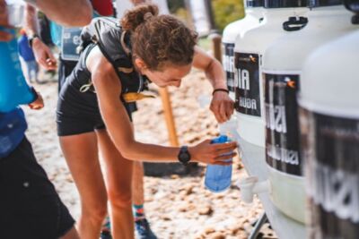 Avituallamiento carrera trail bebidas energéticas