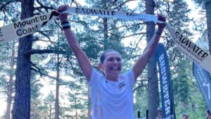 Carmen María Pérez cruzando la meta de Badwater 135 2026 como primera mujer y segunda clasificada absoluta con récord del mundo