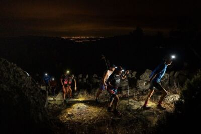 Corredores con frontales en el Cross Nocturno Navacerrada, prueba del FUGA Gran Trail Peñalara