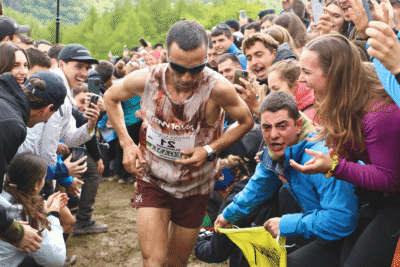 Elhousine Elazzaoui subiendo Sancti Spiritu en Zegama 2026 bajo barro y público