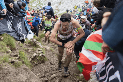 Kilian Jornet subiendo en montaña con molestias de rodilla antes de revelar su lesión de menisco en Zegama-Aizkorri