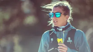 Courtney Dauwalter tomando Näak Boost Gel Ice Mint