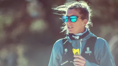 Courtney Dauwalter tomando Näak Boost Gel Ice Mint