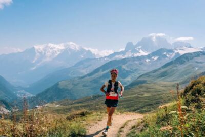 Corredora de la OCC de UTMB durante un tramo alpino cerca de Chamonix