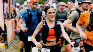 Verdeliss compitiendo en su debut de trail running en la Race to the King con récord histórico