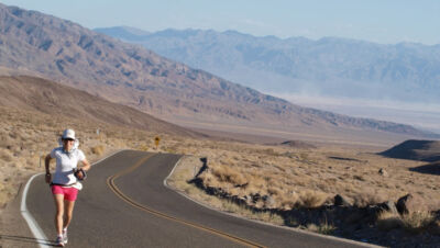 Corriendo en la Badwater 135 2026 sobre el asfalto del Valle de la Muerte en California