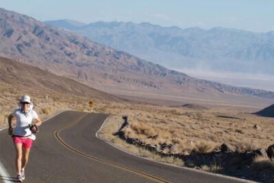 Corriendo en la Badwater 135 2026 sobre el asfalto del Valle de la Muerte en California