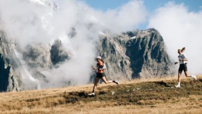 Corredoras de la CCC UTMB en el Grand Col Ferret durante la final de las UTMB World Series en la categoría 100K
