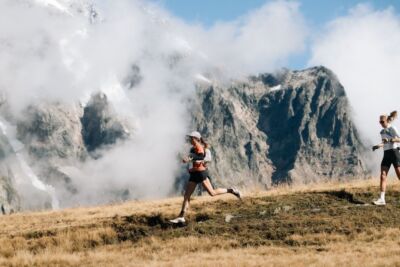 Corredoras de la CCC UTMB en el Grand Col Ferret durante la final de las UTMB World Series en la categoría 100K