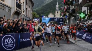 Corredores en salida de UTMB 2026 en Chamonix
