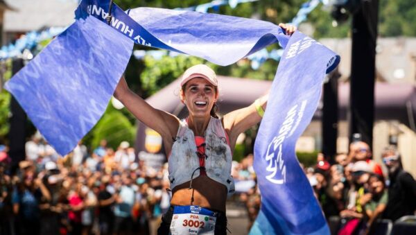 Sara Alonso celebra su victoria en la PDA de HOKA Val d'Aran by UTMB 2026