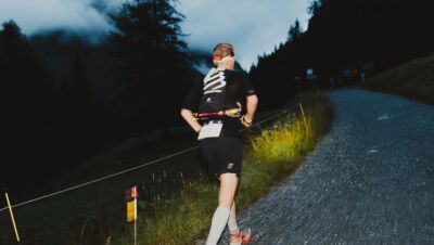 Corredor de la TDS UTMB en plena carrera nocturna