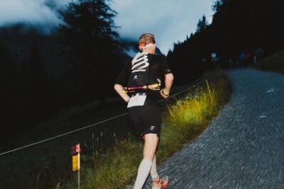 Corredor de la TDS UTMB en plena carrera nocturna